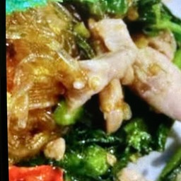 ผัดกระเพราวุ้นเส้นหมูชิ้น