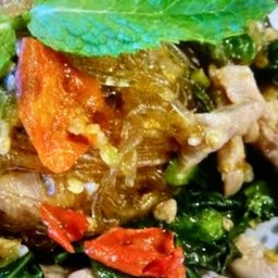 ผัดกระเพราวุ้นเส้นไก่