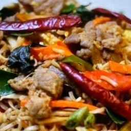 มาม่าผัดขี้เมาหมูชิ้น