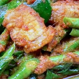 ข้าวพริกแกงคะน้าหมูกรอบ