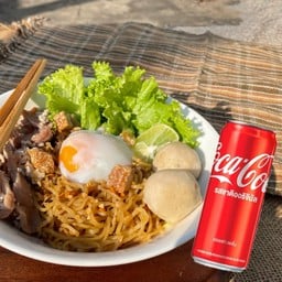 [อร่อยซ่ากับโค้ก] โซ้ยหมี่ - บะหมี่เหลืองคลุก +ไข่ออนเซ็น +  โค้ก ออริจินัล (กระป๋อง)