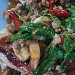 ผัดกระเพราเนื้อรวมกุ้งหมึก เป็นกับ