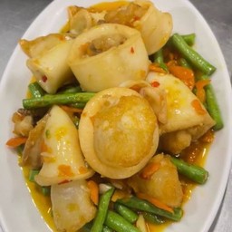 ข้าวปลาหมึกผัดพริกเหลือง