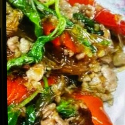 ผัดกระเพราวุ้นเส้นไก่สับ