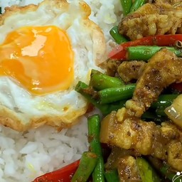 ข้าว พริกแกงหมูสามชั่น ถั่วฝักยาว ไข่ดาว