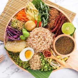 ร้านข้าวยำสมุนไพรแม่สมหมาย