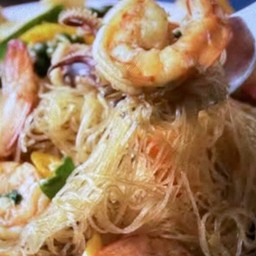 ผัดกระเพราวุ้นเส้นกุ้ง