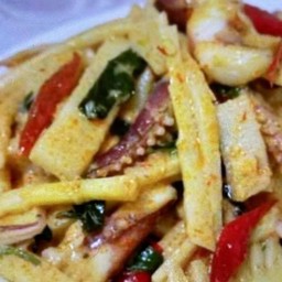 ข้าวพริกแกงหน่อไม้ปลาหมึก