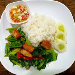 ข้าวคะน้าสามชั้นกรอบ