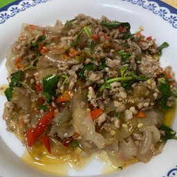 กะเพราหมูสับเส้นใหญ่