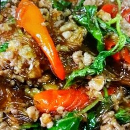 ผัดกระเพราวุ้นเส้นหมูสับ