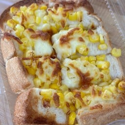 ขนมปังอบข้าวโพดชีส