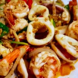 ข้าวทะเลผัดไข่เค็ม