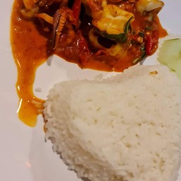 ข้าวผัดพริกแกงปลาหมึก