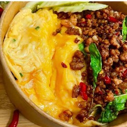 ข้าวกระเพราหมูสับไข่ข้น