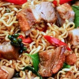 มาม่าผัดขี้เมาหมูกรอบ