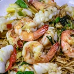 มาม่าผัดขี้เมาปลาหมึก