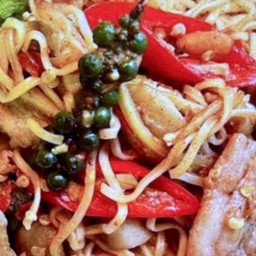 มาม่าผัดขี้เมาหมูสามชั้นสไลด์