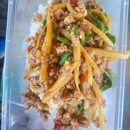 หน่อไม้หมูสับราดข้าว