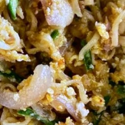 ผัดมาม่าต้มยำสามชั้น