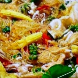 ผัดกระเพราวุ้นเส้นปลาหมึก