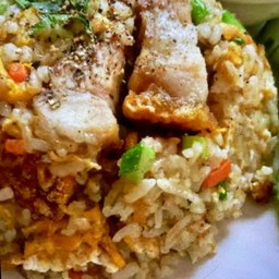 ข้าวผัดหมูกรอบ