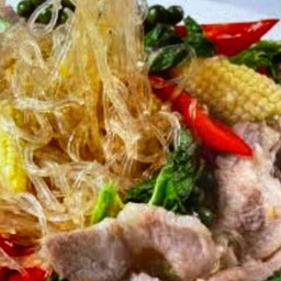 ผัดวุ้นเส้นขี้เมาหมูสามชั้นสไลด์