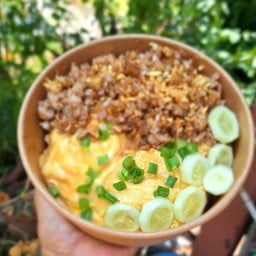 ไข่ข้นหมูกระเทียมพริกไทยราดข้าว