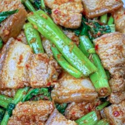 ข้าวพริกแกงผักบุ้งหมูสามชั้นสไลด์