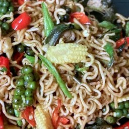 มาม่าผัดขี้เมาไก่สับ