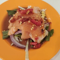 ยำแซลมอนบราว