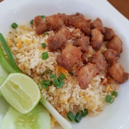 ข้าวผัดกระเทียม หมูสามชั่นทอดเกลือ น้ำจิ้มแจ่ว