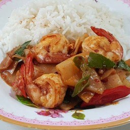 ผัดกระเพรากุ้งหน่อไม้ดองราดข้าว