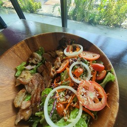 สลัดเนื้อย่างจิ้มแจ่ว