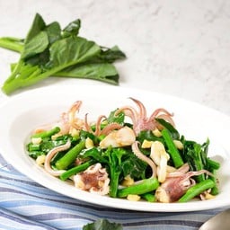 คะน้าฮ่องกงผัดหนวดปลาหมึก