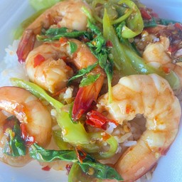 กระเพรากุ้งราดข้าว