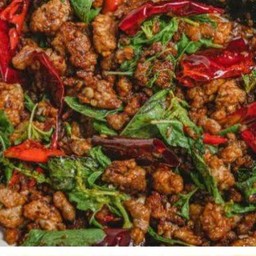 ข้าวผัดกระเพราไก่พริกแห้ง