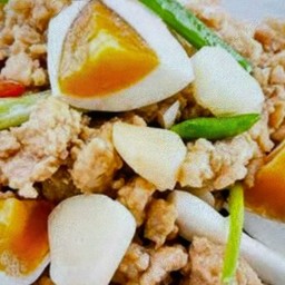 ข้าวหมูชิ้นผัดไข่เค็ม
