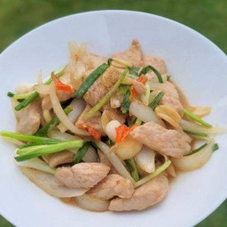 หมูผัดน้ำมันหอยราดข้าว