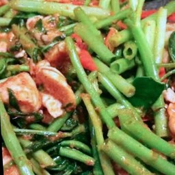 ข้าวพริกแกงผักบุ้งหมูชิ้น