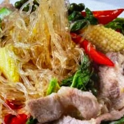 ผัดกระเพราวุ้นเส้นหมูสามชั้นสไลด์