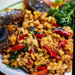 ข้าวกระเพราไก่สับไข่เยี่ยวม้า