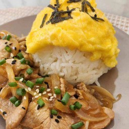 ข้าวหมูผัดซอสญี่ปุ่นกับไข่ข้น