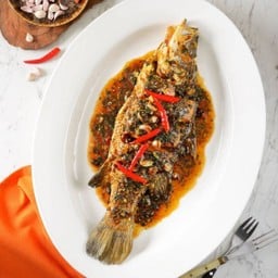 ปลากะพงทอดกรอบราดพริกสด