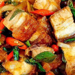 หมูกรอบพริกเผาราดข้าว