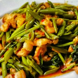 ข้าวพริกแกงผักบุ้งหมูกรอบ