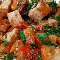 กระเพราหมูกรอบเป็นกับข้าว