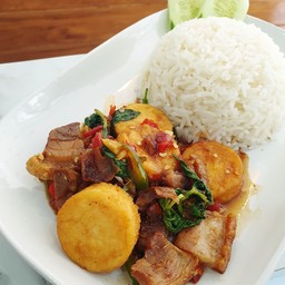 [อร่อยซ่ากับโค้ก] ข้าวกระเพราเต้าหู้หมูกรอบ +  โค้ก ออริจินัล (ขวด)