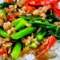 ข้าวพริกแกงคะน้าหมูสับ