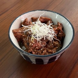 F08 - ข้าวหน้าหมูคุโรบุตะ Butadon